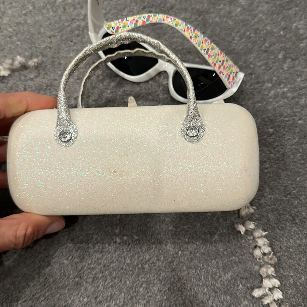 NWOT TODDLER GIRLS SUNGLASSES WITH UNICORN CASE. 2-4 years old